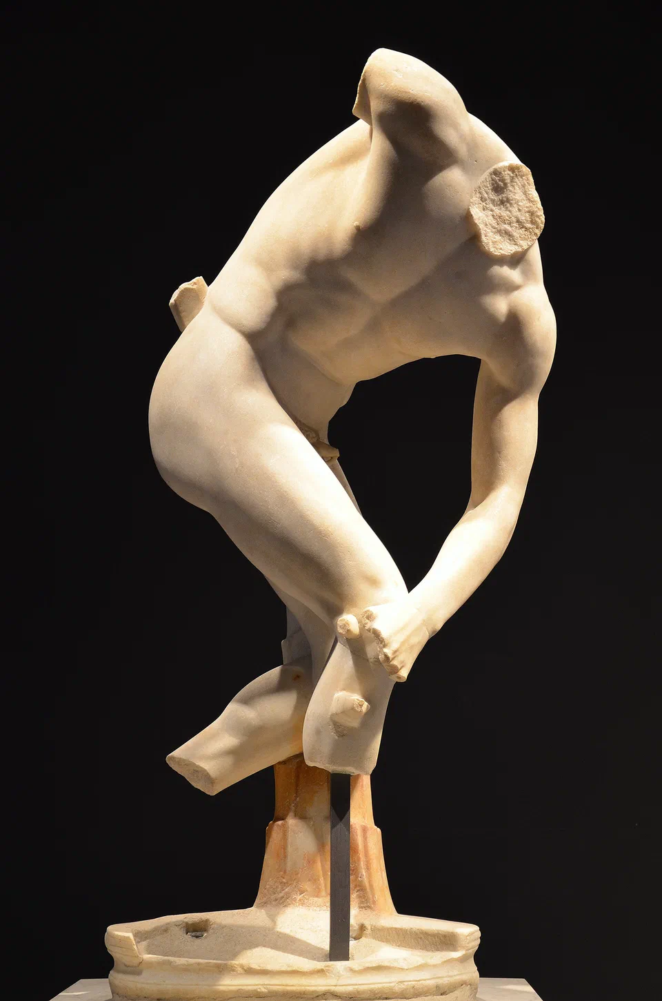 Fragmentary statue of a Discobolus of the Lancellotti type, Roman copy of a 5th century BC Greek original by Myron, Hadrianic period, Palazzo Massimo alle Terme (28702615852)