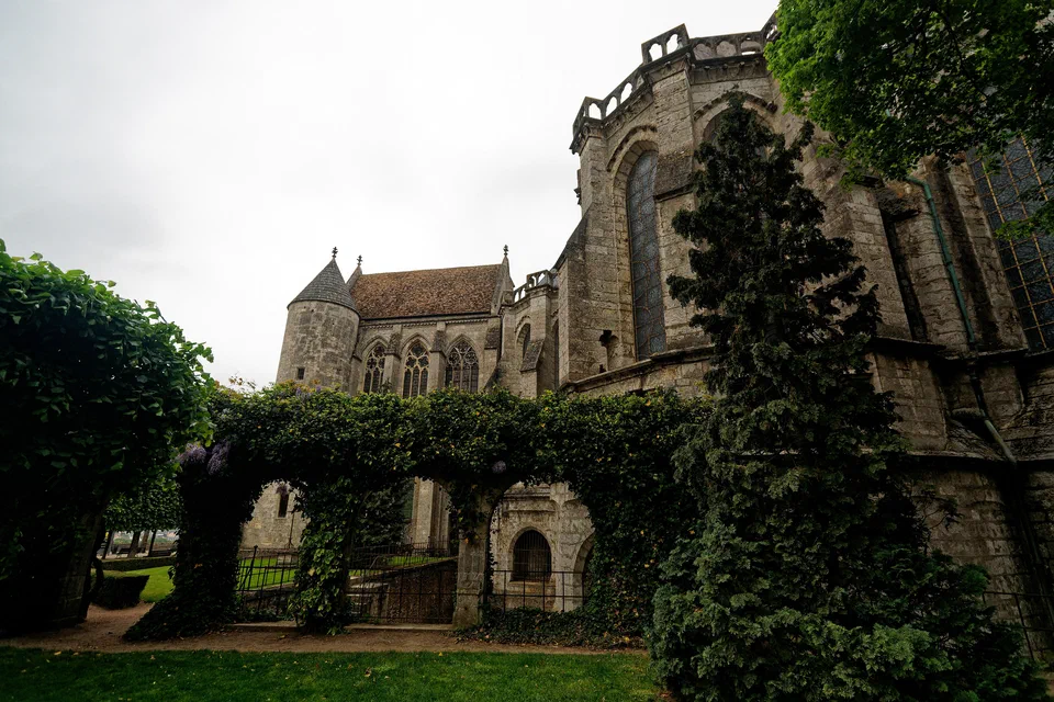Chartres - Les Jardins de l'Évéché - View ESE on Choir Chapels of Chartres Cathedral II